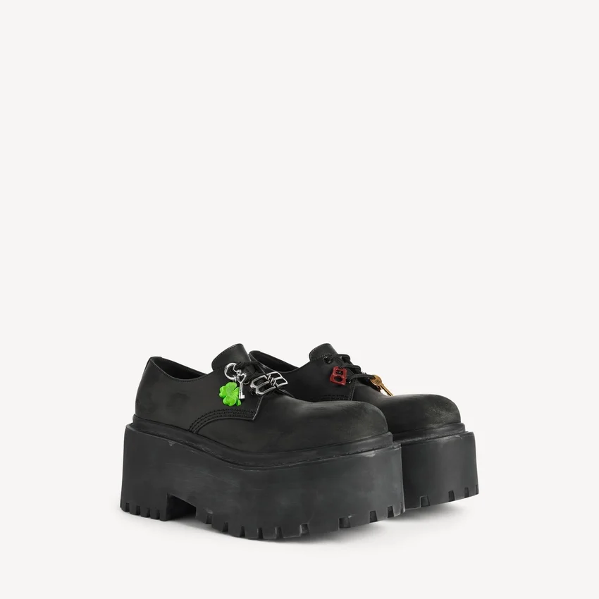 Sapatos Derby de plataforma «Strike» para mulher com pingentes, em preto/multicolorido Sapatos Derby de plataforma «Strike» para mulher com pingentes, em preto/multicolorido