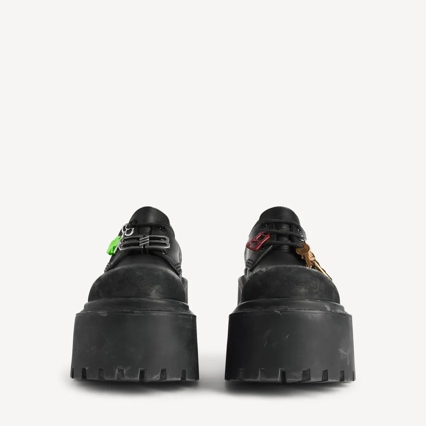 Sapatos Derby de plataforma «Strike» para mulher com pingentes, em preto/multicolorido Sapatos Derby de plataforma «Strike» para mulher com pingentes, em preto/multicolorido