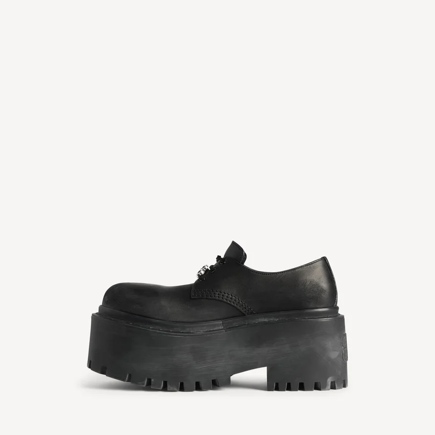 Sapatos Derby de plataforma «Strike» para mulher com pingentes, em preto/multicolorido Sapatos Derby de plataforma «Strike» para mulher com pingentes, em preto/multicolorido