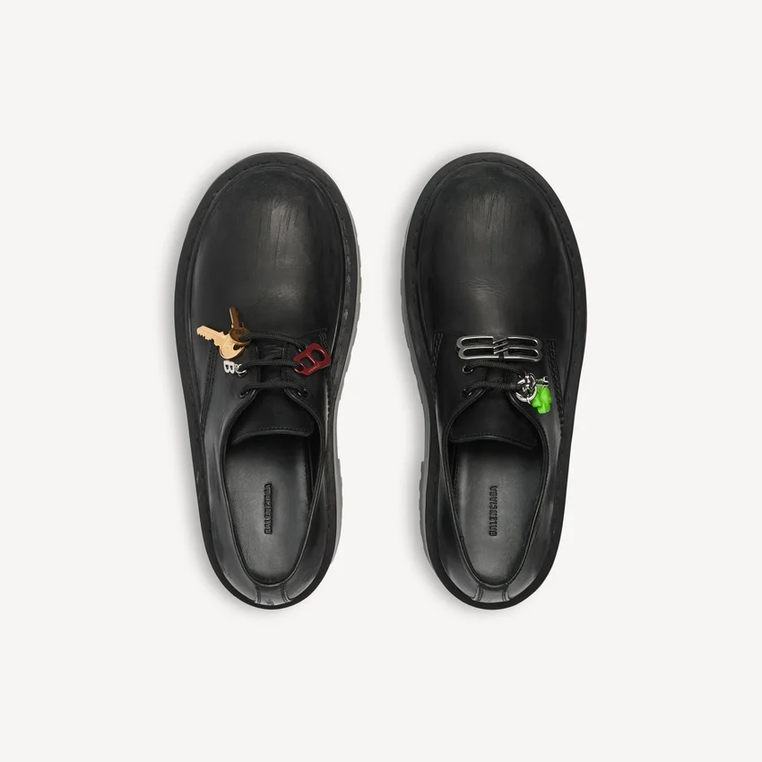 Sapatos Derby de plataforma «Strike» para mulher com pingentes, em preto/multicolorido Sapatos Derby de plataforma «Strike» para mulher com pingentes, em preto/multicolorido