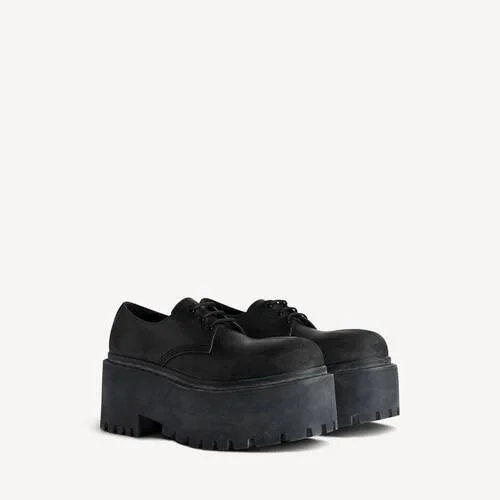 Sapatos Derby de plataforma «Strike» para mulher, em preto Sapatos Derby de plataforma «Strike» para mulher, em preto