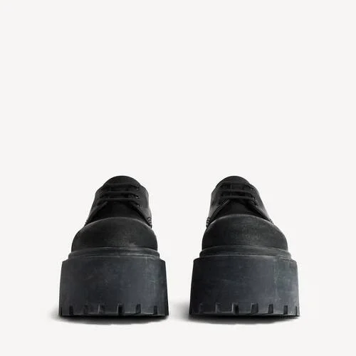 Sapatos Derby de plataforma «Strike» para mulher, em preto Sapatos Derby de plataforma «Strike» para mulher, em preto