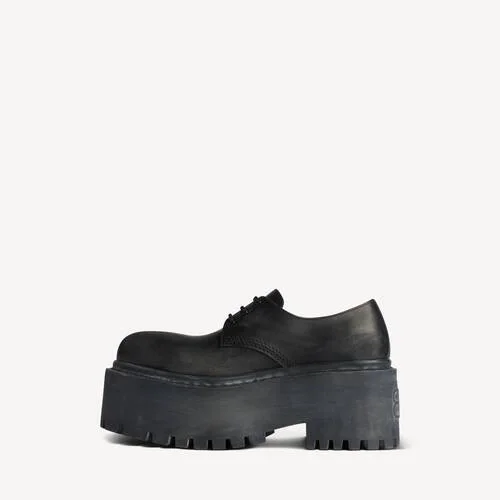 Sapatos Derby de plataforma «Strike» para mulher, em preto Sapatos Derby de plataforma «Strike» para mulher, em preto