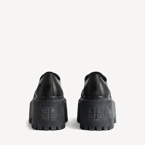 Sapatos Derby de plataforma «Strike» para mulher, em preto Sapatos Derby de plataforma «Strike» para mulher, em preto