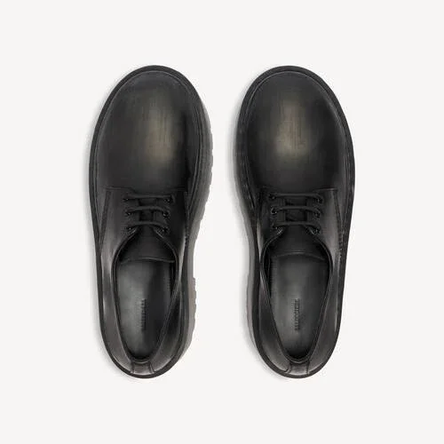 Sapatos Derby de plataforma «Strike» para mulher, em preto Sapatos Derby de plataforma «Strike» para mulher, em preto