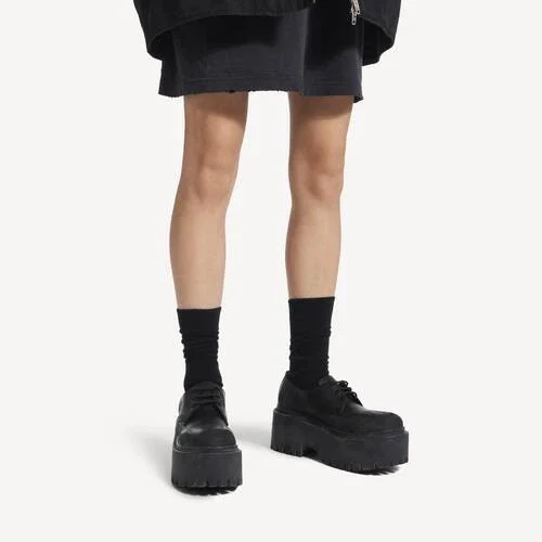 Sapatos Derby de plataforma «Strike» para mulher, em preto Sapatos Derby de plataforma «Strike» para mulher, em preto