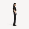 Calças femininas justas e de corte elegante em preto