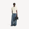 T-shirt feminina Balenciaga com design nas costas e corte médio, na cor creme