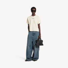 T-shirt feminina Balenciaga com design nas costas e corte médio, na cor creme