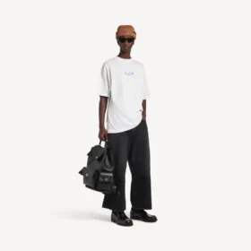 T-shirt masculina de corte médio com desenho esboçado, na cor branca