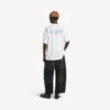 T-shirt masculina de corte médio com desenho esboçado, na cor branca