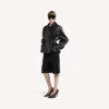 Trench curto com pregas para mulher, em preto