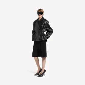 Trench curto com pregas para mulher, em preto