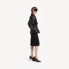 Trench curto com pregas para mulher, em preto