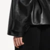 Trench curto com pregas para mulher, em preto